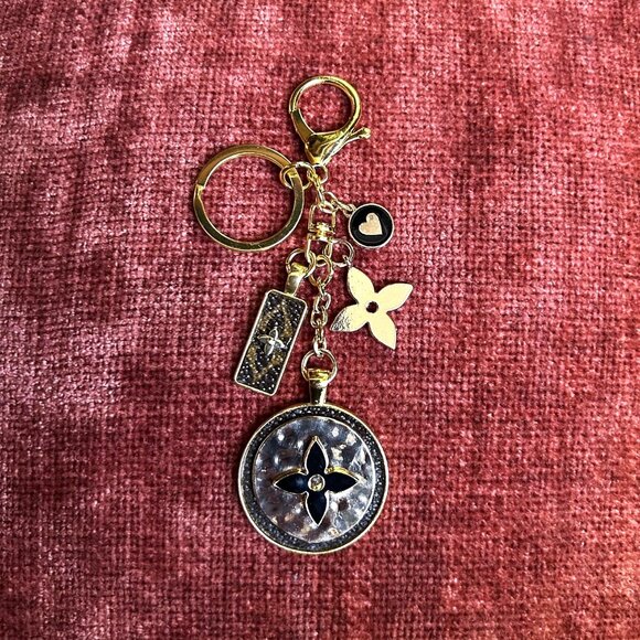 RUSTIC CLOVER BAG CHARM, Brown Black and Gold Tone Charms - Picture 3 of 7